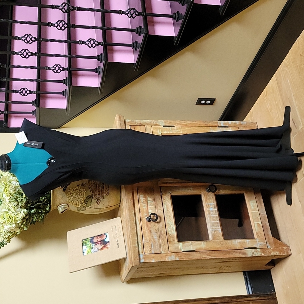 NWT Betsy & Adam V Neck Mermaid Gown - SZ 6
